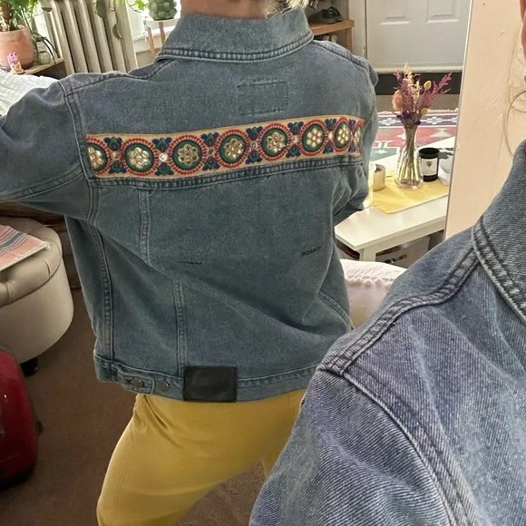 Vintage jean jacket with added embroidery - Picture 5 of 9